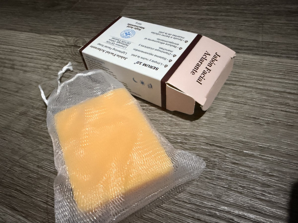 Captura de reseña de clienta sobre el jabón facial aclarante